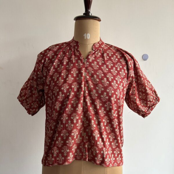 Maroon Floral Printed Kantha Cotton Short Feeding Top With Centre Long Zip And Puff Sleeve | Free Size |