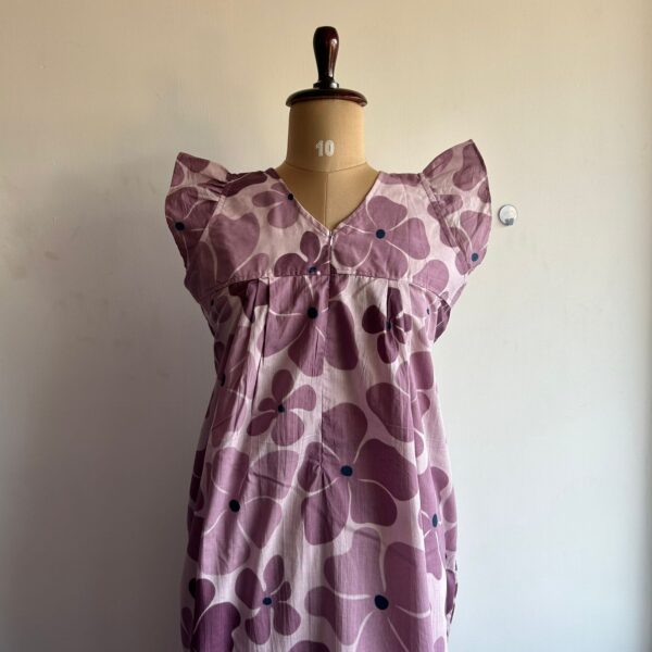 Mauve Floral Printed Cambric Cotton V- Neck Ruffle Sleeve Long Zip Short Maternity Gown | Free Size | Chest Width 44″| Length 44″|