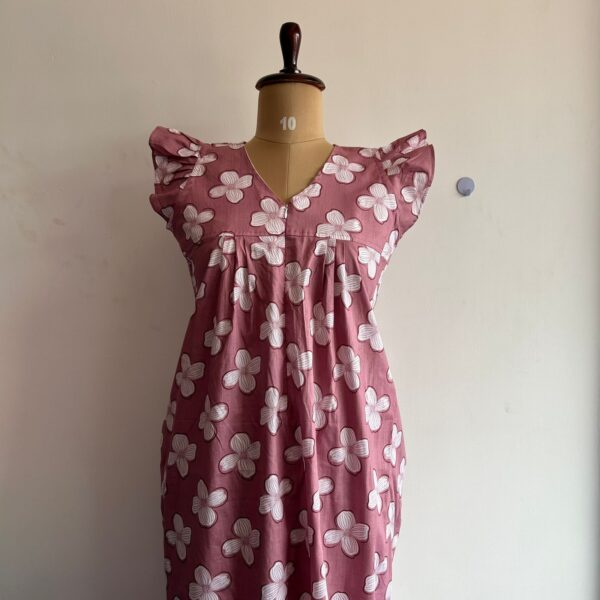 Mauve Floral Printed Premium Cotton V- Neck Ruffle Sleeve Long Zip Short Maternity Gown | Free Size | Chest Width 44″| Length 44″|
