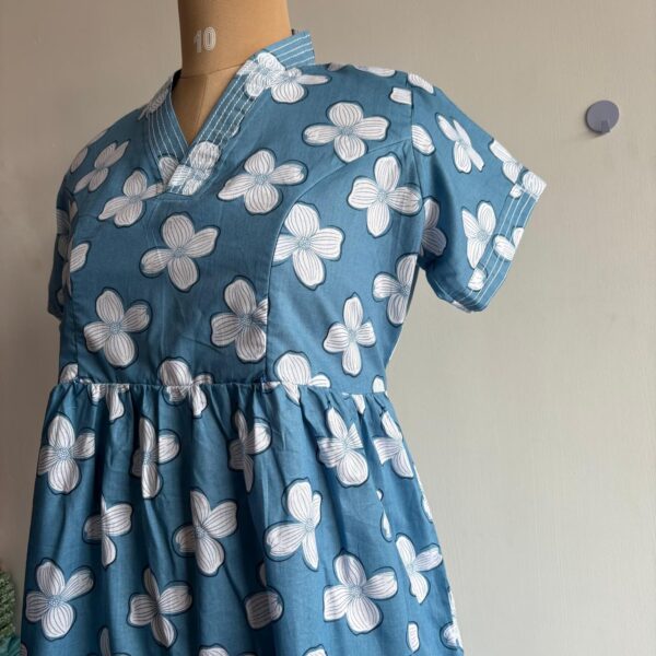 Ash Blue Floral Printed Premium Cotton V Collar Neck Short Maternity Gown | Free Size - Image 3